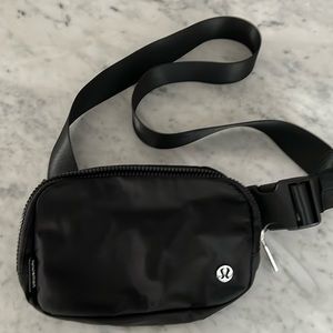 Lululemon Everywhere Belt Bag Black NWOT